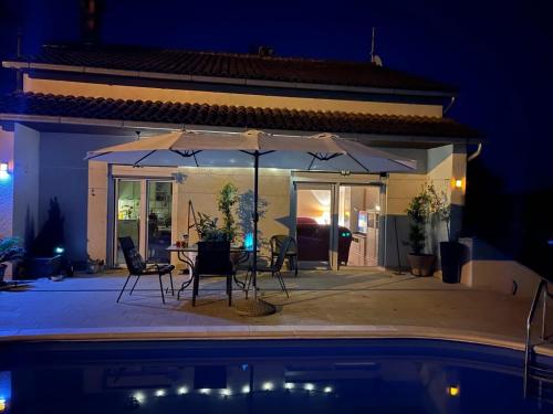 Villa Ljubica with big beautiful garden — 4-Star Luxury Hotel in Visignano, Croatia