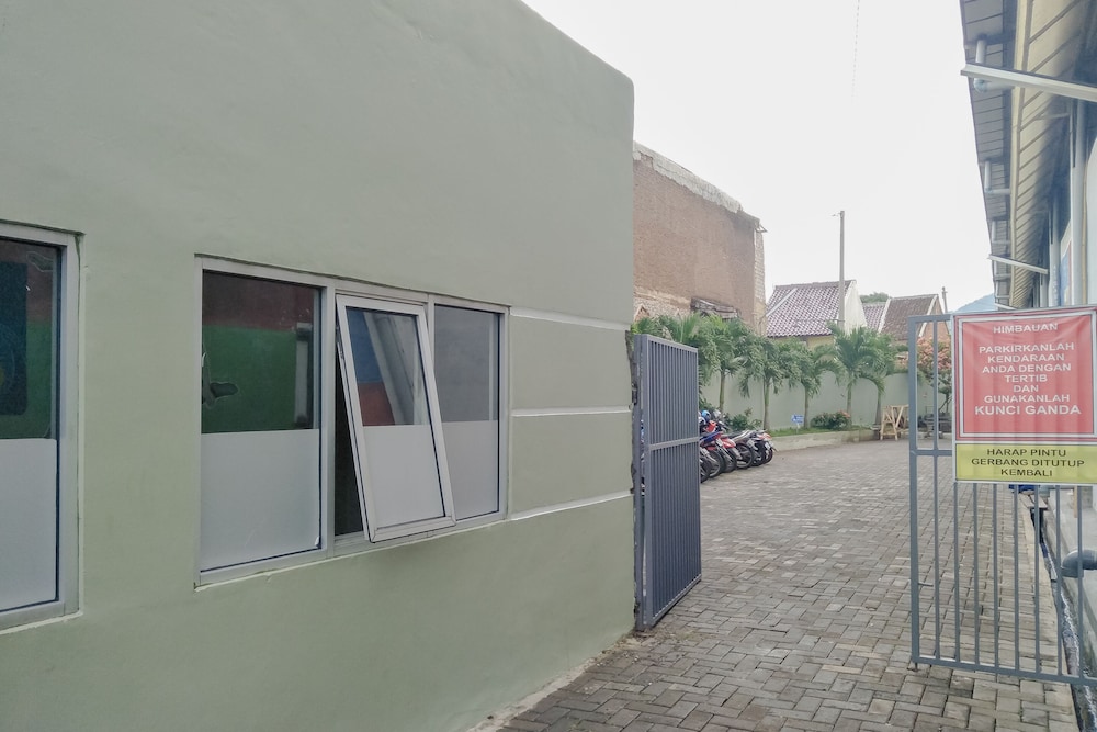 OYO 2228 Arwinda Costel in Cianjur, Indonesia