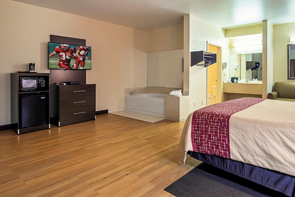 Red Roof Inn & Suites Lake Orion Auburn Hills - photo 4