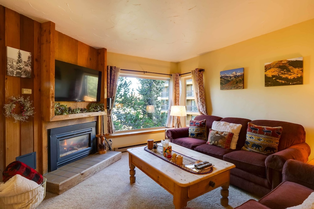 Cozy Ski in ski out Breckenridge Condo: Mtn Views — 4-Star Luxury Hotel in Breckenridge, United States
