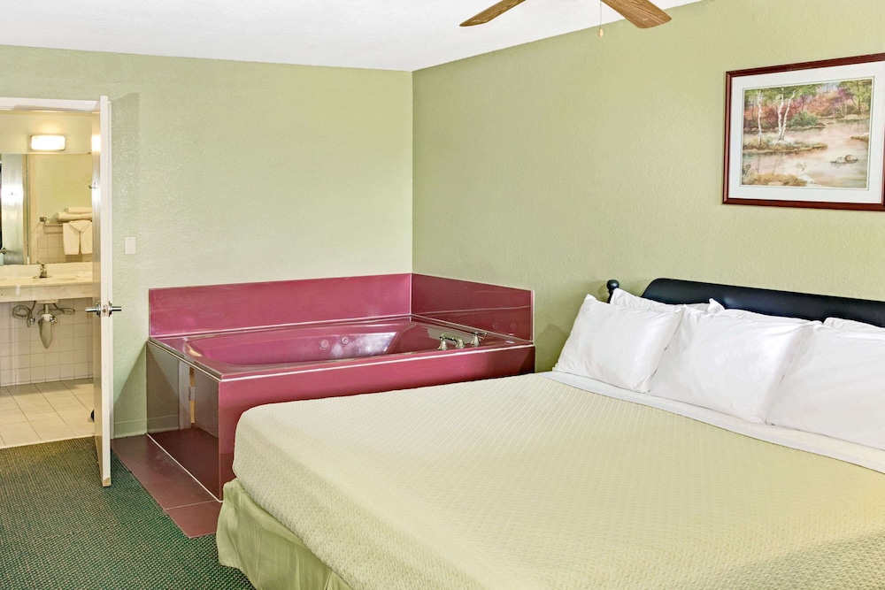 Days Inn by Wyndham El Campo TX - photo 6