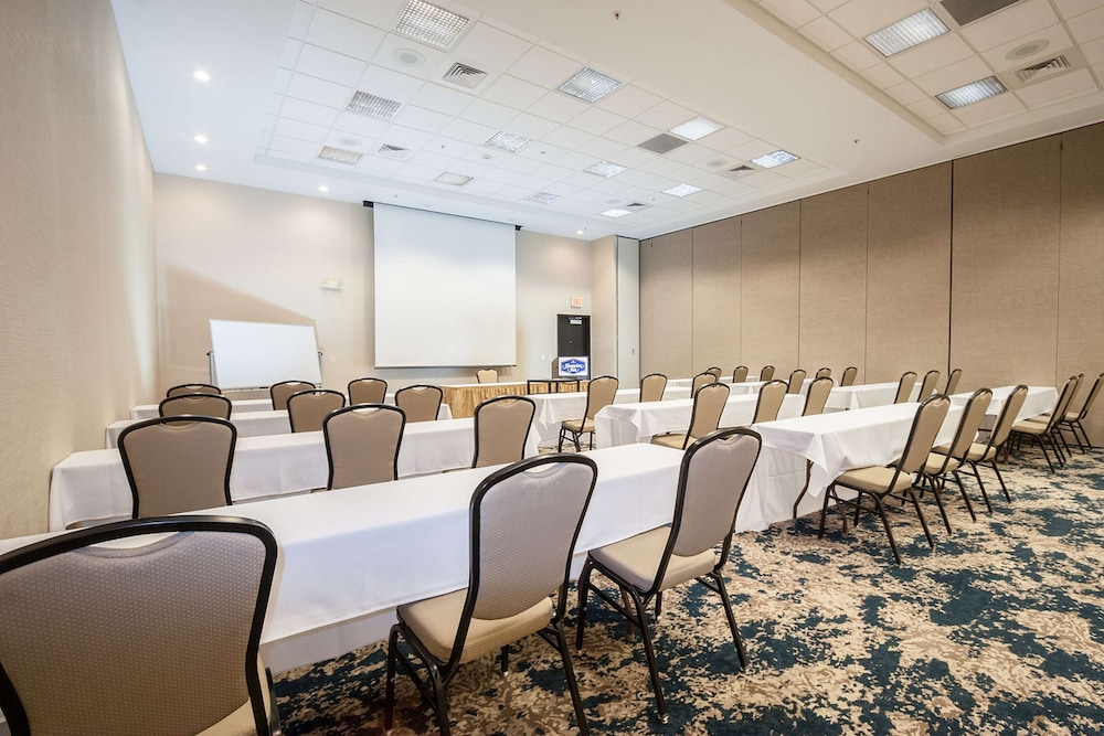 Hampton Inn Great Falls - photo 33