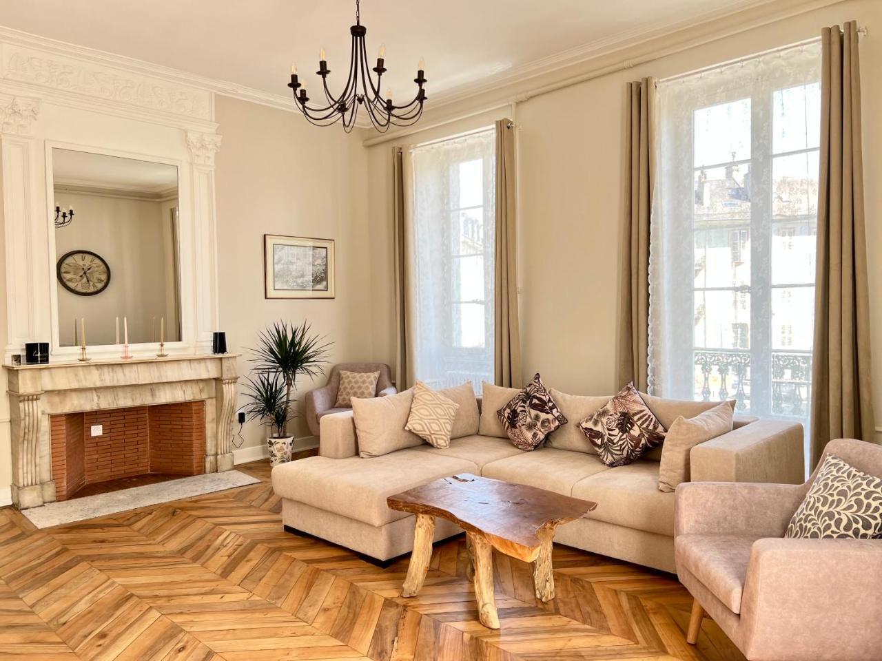 Appartement D Exception 100m2 Avec Parking Centre Historique — 4-Star Luxury Hotel in Chambery, France