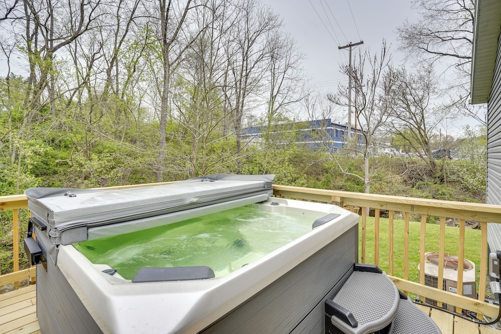 Serene Zanesville Getaway: Hot Tub 2 Decks — 4-Star Luxury Hotel in Zanesville, United States