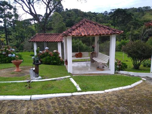 Chale na natureza dentro pousada pedacinho do ceu in Cunha, Brasil