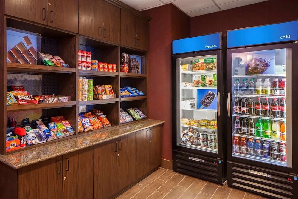 Hampton Inn Council Bluffs - photo 18