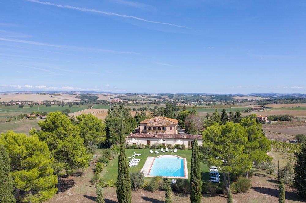 Il Canto del Sole — 4-Star Luxury Hotel in Monteroni D'arbia, Italy