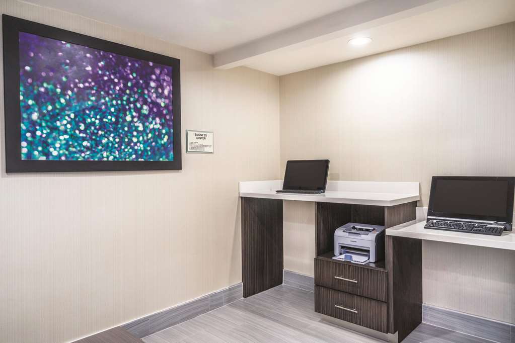 La Quinta Inn & Suites by Wyndham Loudon - photo 48