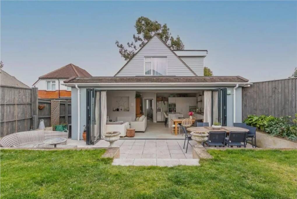 Beautiful 4 Double Bedroom House in Poole with Hot Tub Near Sandbanks — 4-Star Luxury Hotel in Poole, United Kingdom