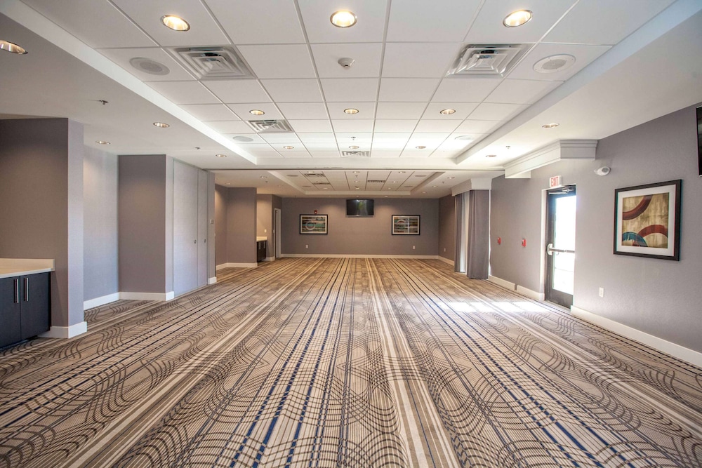 Hampton Inn Emerson LakePoint - photo 27