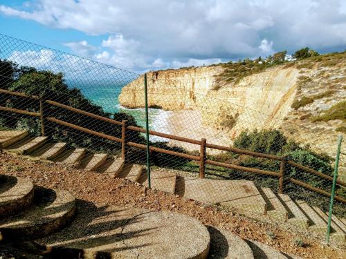 Apartamento T2 Praia de Centeanes — 4-Star Luxury Hotel in Carvoeiro, Portugal