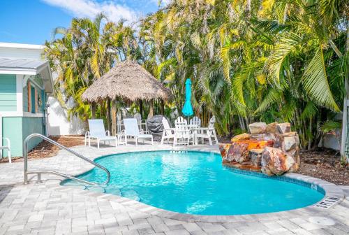 Sunset Villas — 4-Star Luxury Hotel in Holmes Beach, United States