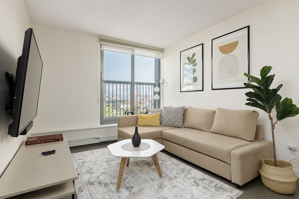 66W Cordova 1110 — 4-Star Luxury Hotel in Vancouver, Canada