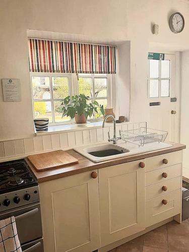 4 Bedroom Cottage in Wickwar The Old Stables Guest House — 4-Star Luxury Hotel in Wickwar, United Kingdom