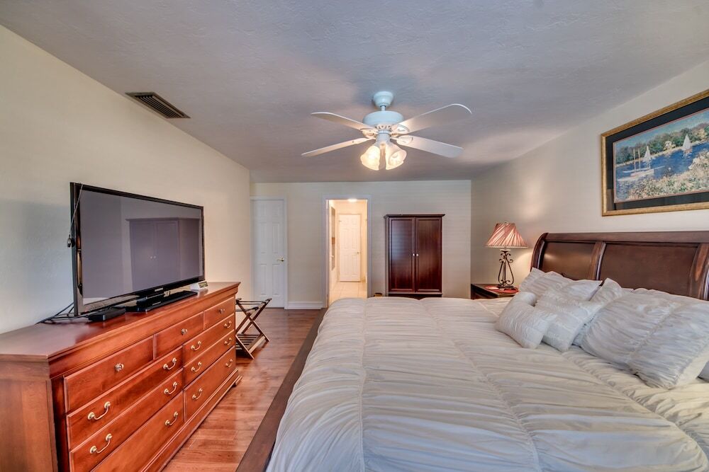 Villa Poseidons Passage Roelens Vacations — 4-Star Luxury Hotel in Cape Coral, United States