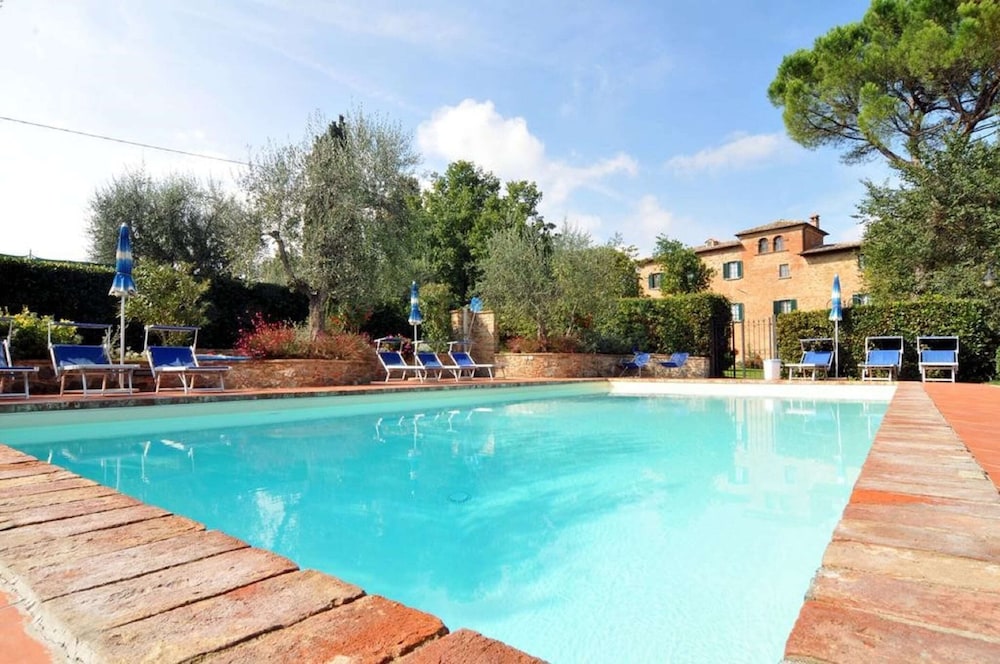 Elegant Castle Stay With Pool — 4-Star Luxury Hotel in Foiano Della Chiana, Italy