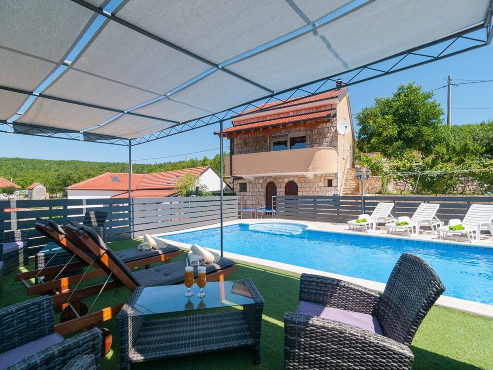 Holiday Home Mateovi Dvori — 4-Star Luxury Hotel in Imotski, Croatia