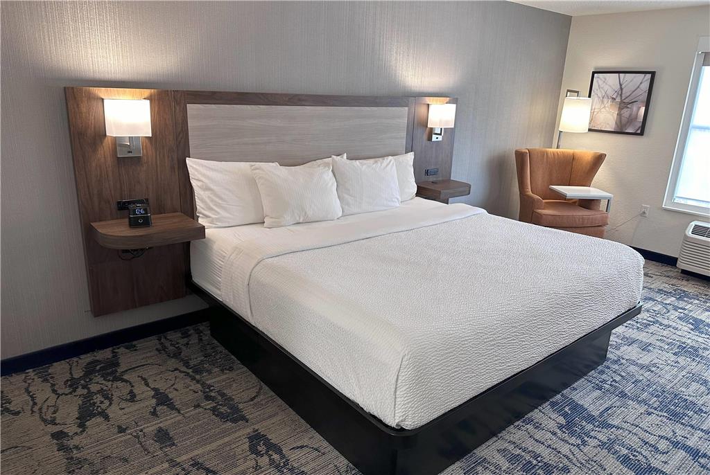 La Quinta Inn & Suites by Wyndham Milwaukee SW New Berlin - photo 8