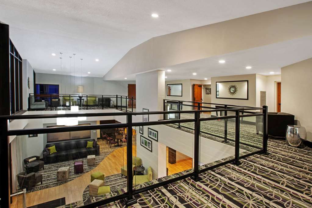 La Quinta Inn & Suites by Wyndham Detroit Metro Airport - photo 9