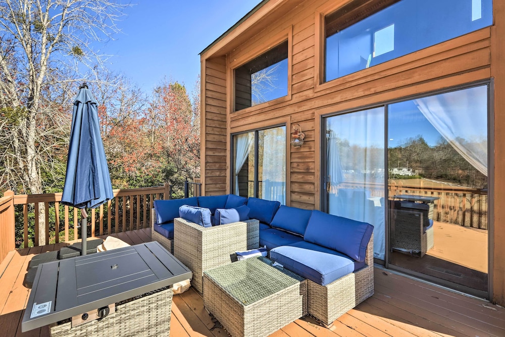 Lakefront Macon Getaway w Stunning Boathouse in Macon, United States