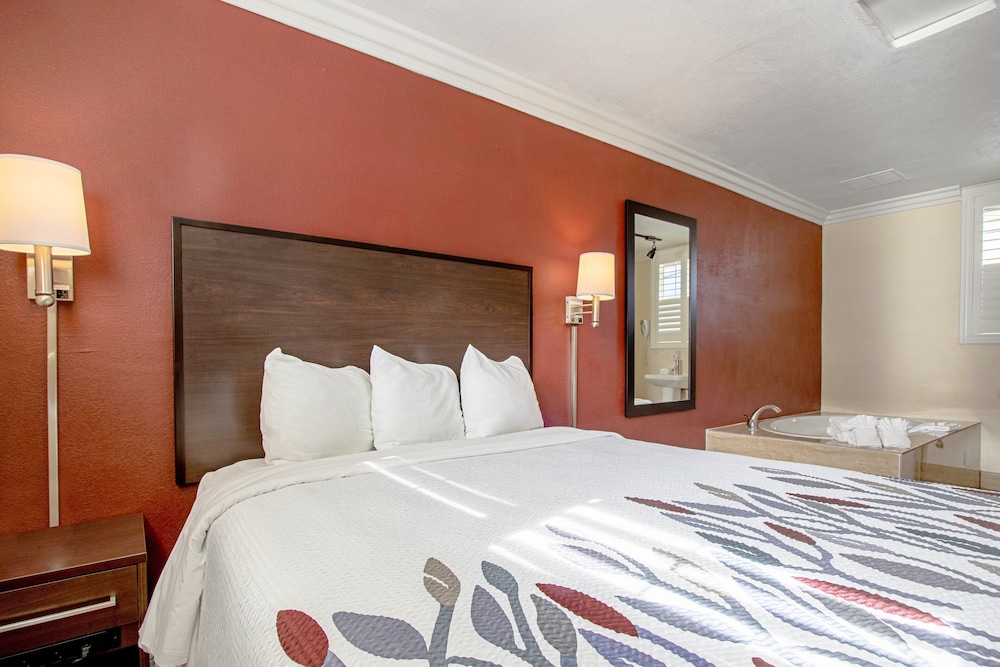 Red Roof Inn & Suites Monterey - photo 15