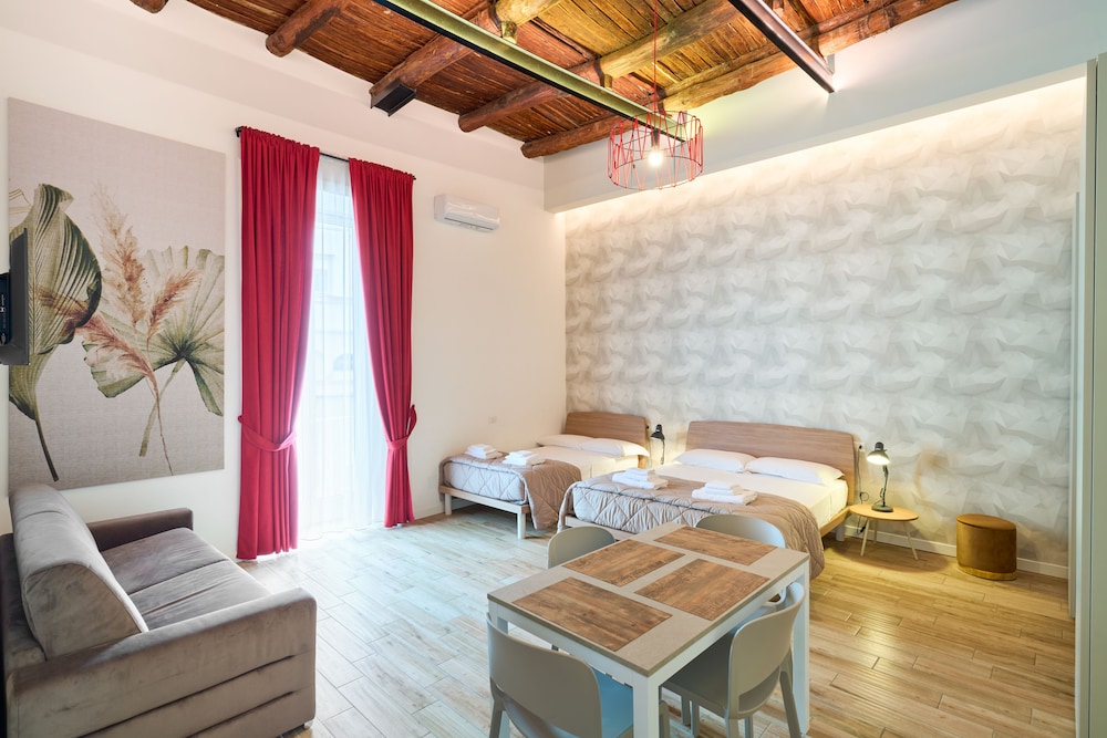 Toto e Peppino Luxury Rooms — 4-Star Luxury Hotel in Naples, Italy
