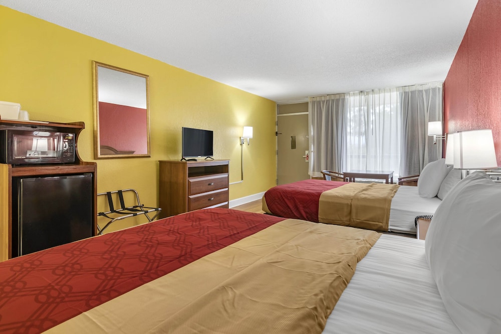 Econo Lodge Douglas - photo 32