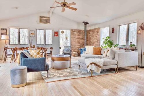 Relaxing Hudson Valley Getaway 4BR Sauna 15 acres pet-friendly hotel Stone Ridge
