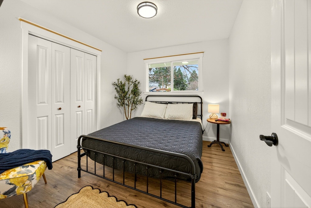 Redwoods Stopover by WanderLodges - carbon neutral hotel in Cave Junction