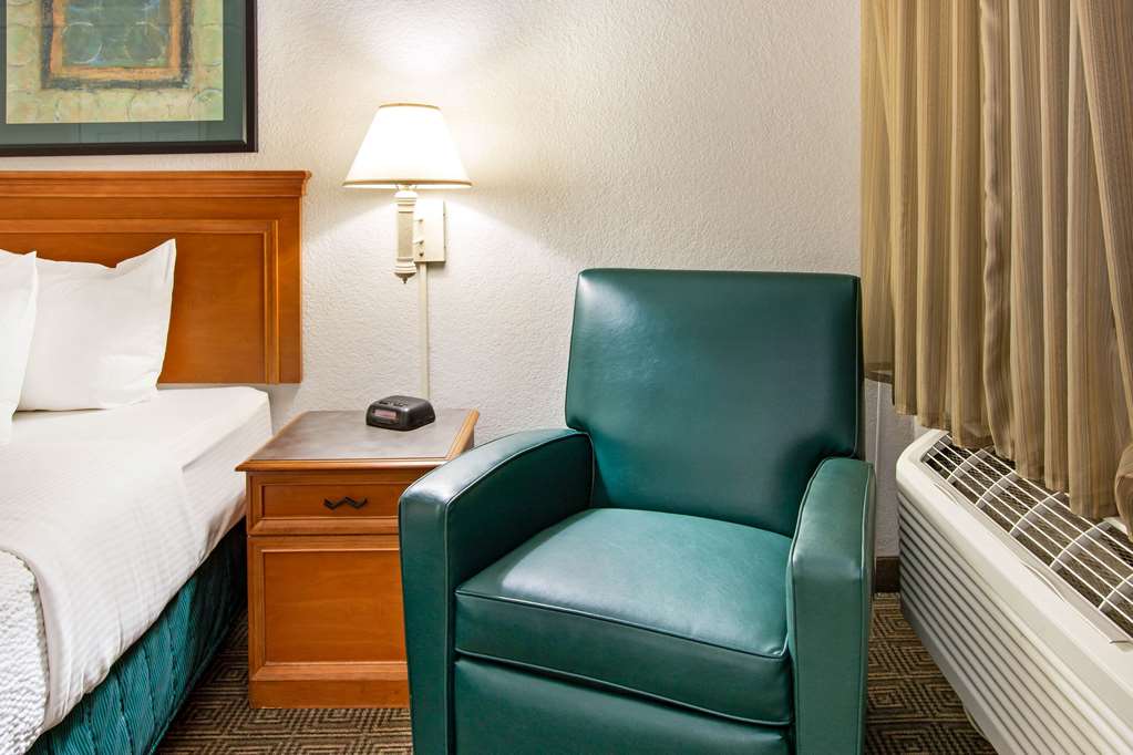 La Quinta Inn by Wyndham Albuquerque Airport - photo 19