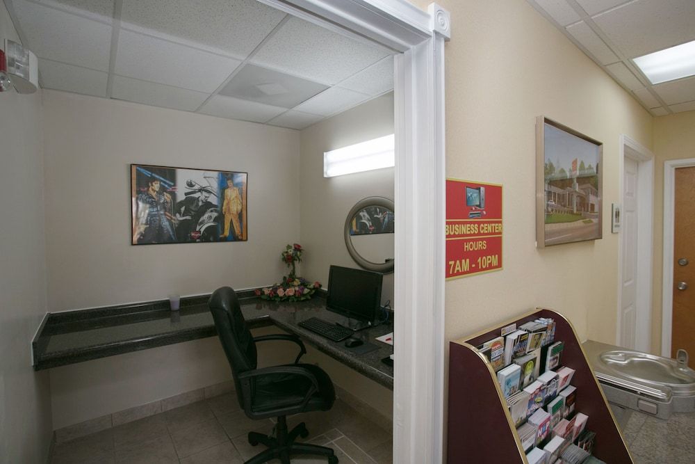 Econo Lodge Inn and Suites 3524 Elvis Presley - photo 2