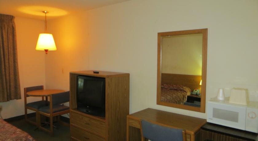 Hollywood Inn & Suites - photo 2