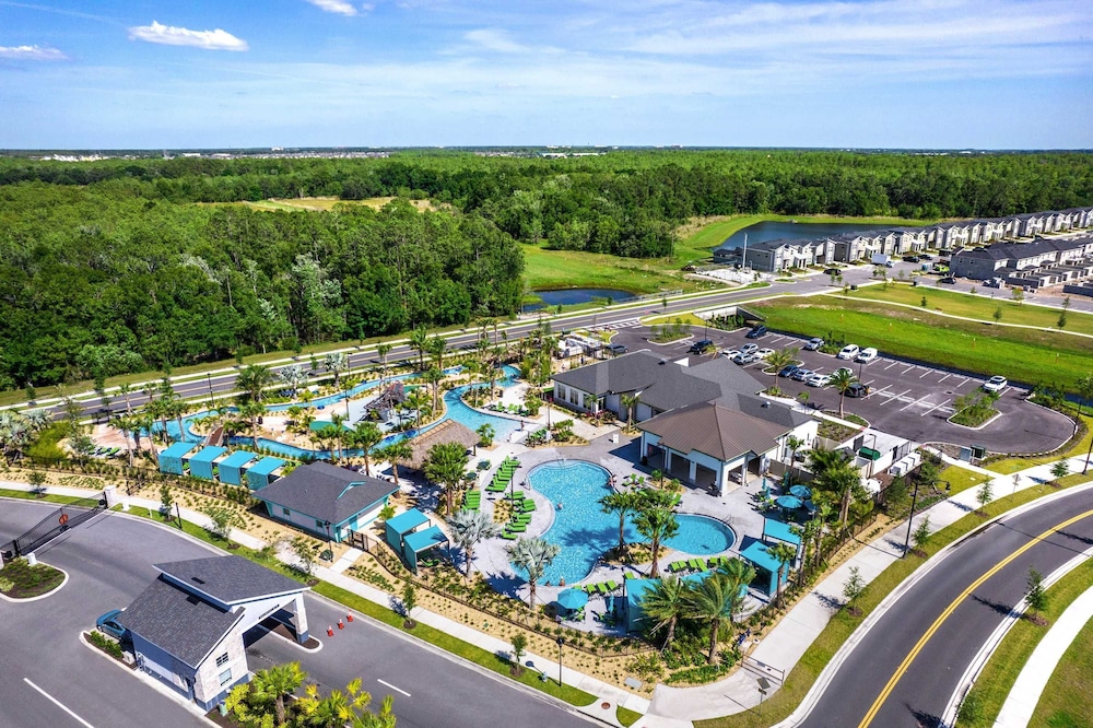 Bright & Airy 5BR Resort Home with Pool - photo 40