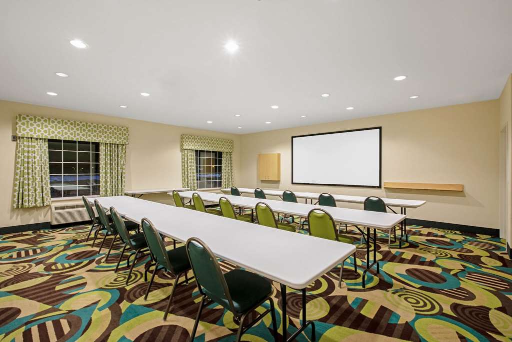 La Quinta Inn & Suites by Wyndham Grand Forks - photo 38