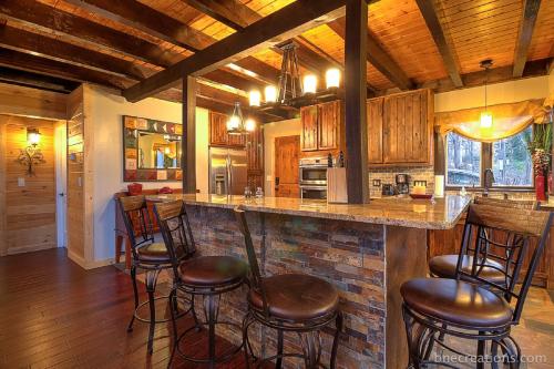 Bear Necessities Luxury 5bd MTN VIEWS hot tub many bear sightings in Gatlinburg, United States