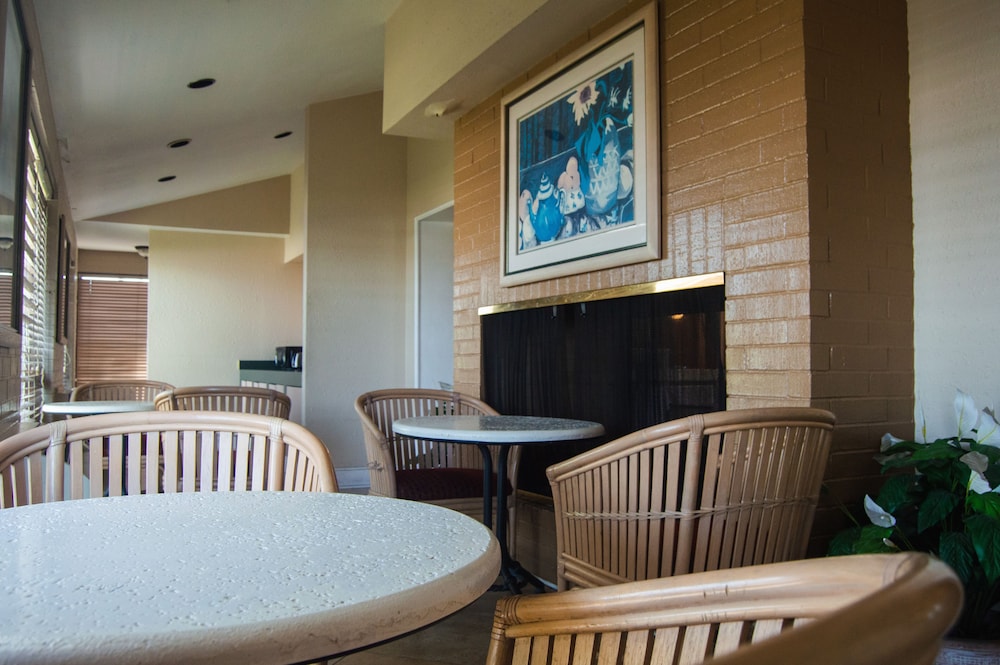 America's Inn Sugarland Stafford - photo 4