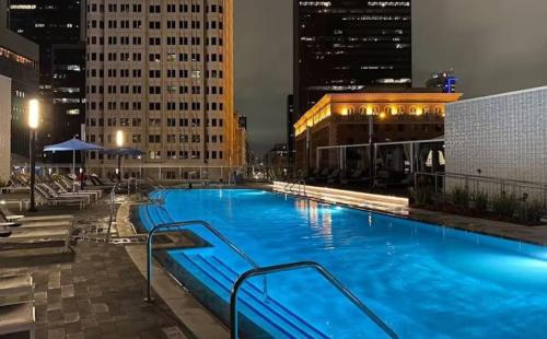 Snazzy 3 Bedroom High Rise with Pool Hot Tub and Rooftop Deck — 4-Star Luxury Hotel in Los Angeles, United States