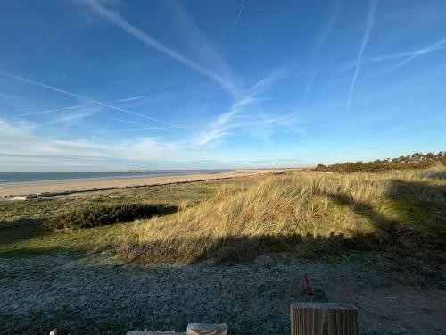 La Perle Des Dunes Front de Mer Acces Direct Plage in Montmartin-Sur-Mer, France