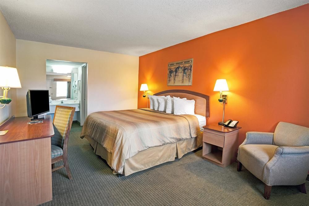 Days Inn by Wyndham Jacksonville South Memorial Hospital - photo 9