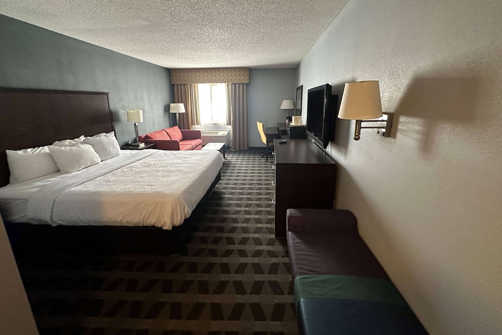 Baymont by Wyndham Flint Airport North - photo 12