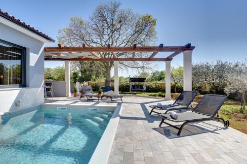 Villa Mit Privatem Pool Wlan Klima Sonnenterrasse Und Grill — 4-Star Luxury Hotel in Vodnjan, Croatia