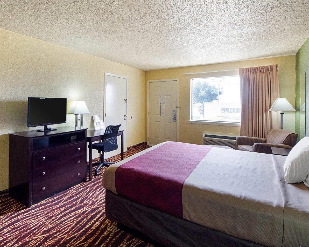 Econo Lodge Inn & Suites Coliseum - photo 14