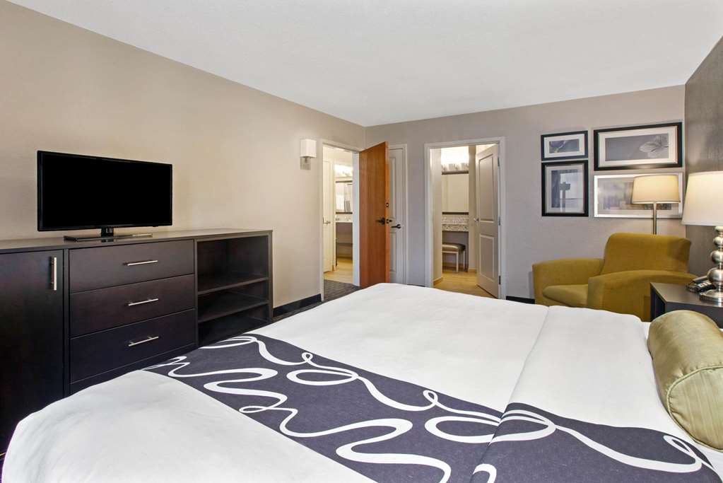 La Quinta Inn & Suites by Wyndham Detroit Metro Airport - photo 25