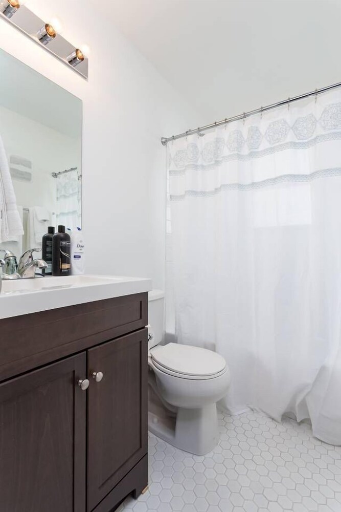 8 BRs Comprised of 4 2BR Suites by Domio - photo 48