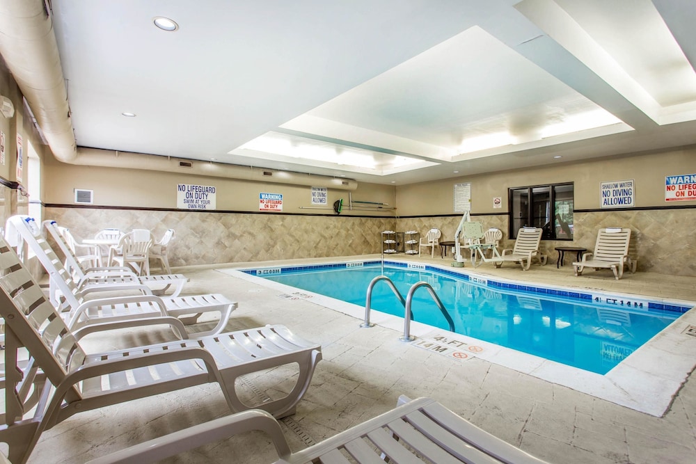 Comfort Suites Clinton near Presbyterian College - photo 25