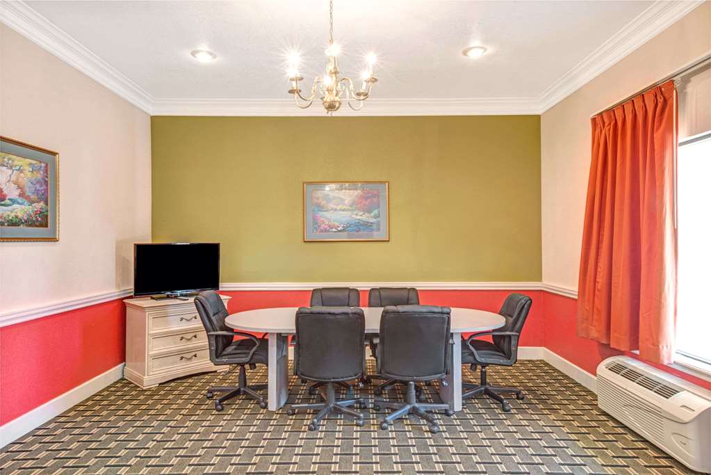 Days Inn & Suites by Wyndham Osceola AR - photo 12