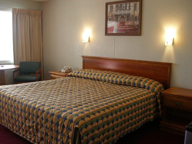 Red Carpet Inn Virgina Beach - photo 7