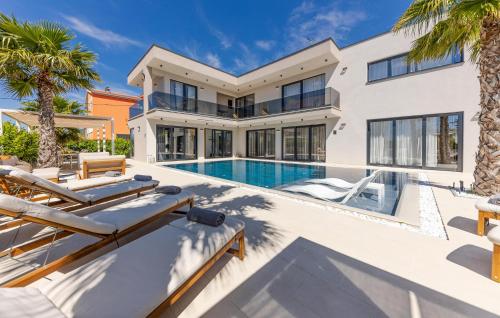 Amazing Home In Kastel Stari With Sauna — 5-Star Luxury Hotel in Kastel Stari, Croatia