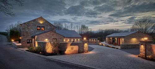 Brook Bottom Farm luxury apartments and Farmhouse — 4-Star Luxury Hotel in Ramsbottom, United Kingdom