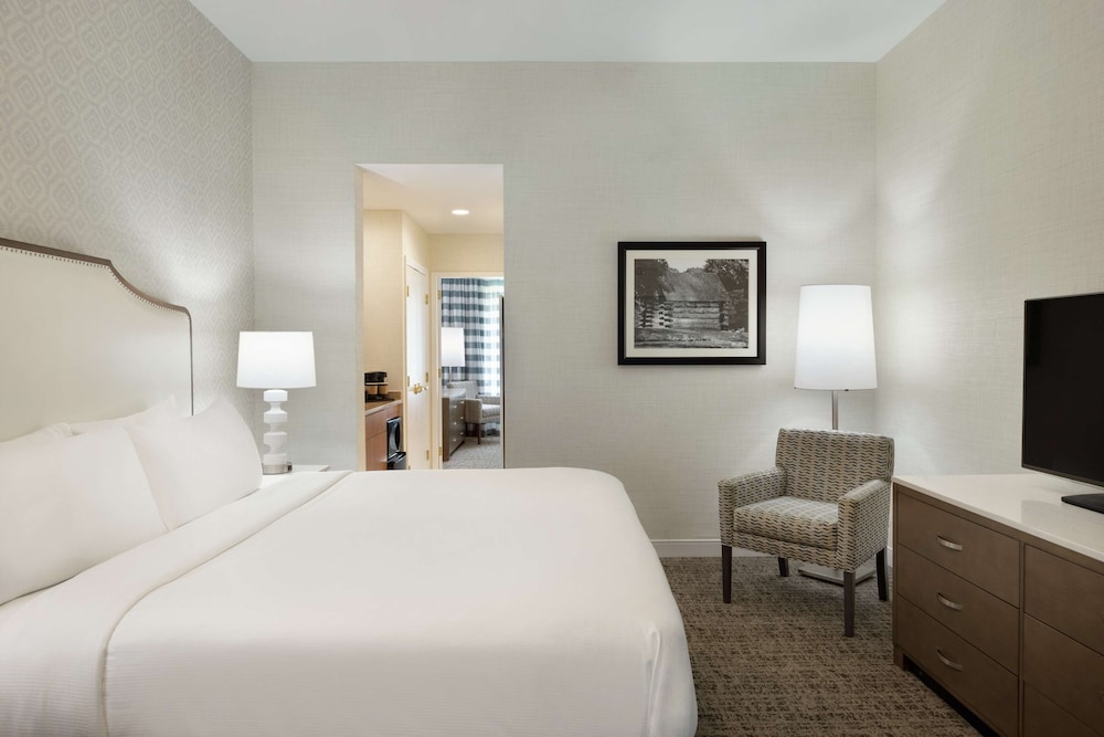 Embassy Suites by Hilton Philadelphia Valley Forge - photo 23